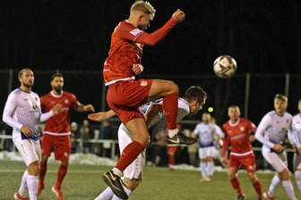 FSV Zwickau: Geglückte Generalprobe in Glauchau mit Traumtor – „Ein guter Test, mehr nicht“ - Viel los im Sportpark Glauchau: Max Somnitz (vorn) vom FSV Zwickau auf der Jagd nach dem Ball.