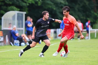 FSV Zwickau geht auf dem Zahnfleisch: Wie der Stand bei den Verletzten und bei weiteren Neuzugängen ist - Neuzugang Nick Breitenbücher (links/Szene aus dem Spiel in Naunhof) hatte aufgrund einer Bindehautentzündung die ersten drei Testspiele des FSV Zwickau verpasst. In den folgenden drei Partien kam er auf fünf Tore.