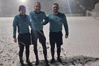 FSV Zwickau genervt nach Spielabbruch in Grimma: „Ein Satz mit X“ - Schiri Lars Albert (Mitte) traf die einzig richtige Entscheidung: Spielabbruch.