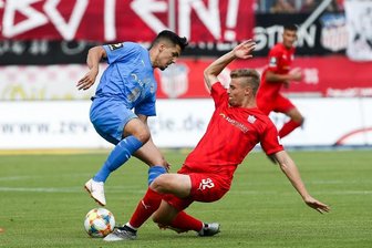 FSV Zwickau gewinnt gegen Carl Zeiss Jena - Jenas Eroll Zejnullahu (l.) im Zweikampf mit Elias Huth.