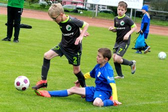 FSV Zwickau gewinnt großes Fußballturnier der E-Junioren bei Merkur Oelsnitz - Merkurs Eddy Schneider – hier am Ball im Spiel gegen Carl Zeiss Jena – erzielte einen Treffer.