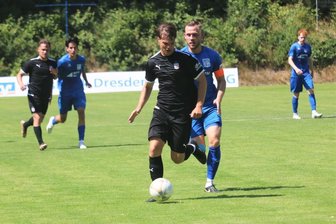 Philip Heller (FSV Zwickau/ vorn) versucht hier, den BFV-Kapitän Johann Weiß auf Distanz zu halten.