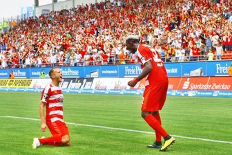 FSV Zwickau gewinnt zum Saisonstart Ostduell gegen Halle - Torschütze Tarsis Bonga (rechts, Zwickau) bejubelt das 2:0, zusammen mit Julius Reinhardt (Zwickau).