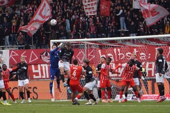 FSV Zwickau gibt 2:0-Pausenführung in Erfurt aus der Hand: „Es fühlt sich wie eine Niederlage an“ - Versammlung vor dem FSV-Gehäuse von Lucas Heimann. Der Zwickauer Keeper behielt aber die Übersicht.