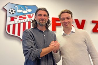 FSV Zwickau gibt wichtige Personalentscheidung bekannt: Sportdirektor Robin Lenk verlängert Vertrag - Besiegelt: Robin Lenk (links) bleibt Sportdirektor beim FSV Zwickau. Vorstand André Beuchold freut sich. Foto: FSV