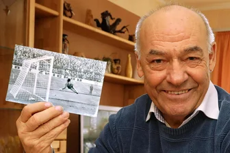FSV Zwickau gratuliert einstigem Europacup-Helden zehn Monate zu früh zum 75. Geburtstag - Bei einem Besuch der „Freien Presse“ vor drei Jahren hielt Ludwig Blank eine historische Aufnahme vom 17. März 1976 in die Kamera. Das Bild zeigt, wie sein Schuss zum 1:0-Siegtreffer für die BSG Sachsenring Zwickau im Kasten von Celtic Glasgow einschlägt.