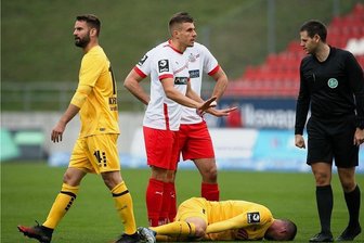 FSV Zwickau: Hehne für drei Spiele gesperrt - Maurice Hehne (2. v. l.) am Samstag kurz nach seinem Foulspiel.