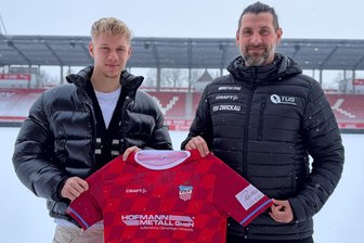 FSV Zwickau holt diesen jungen Offensivspieler von Holstein Kiel - Das Foto zeigt Luca Prasse (links) mit FSV-Sportchef Robin Lenk im Zwickauer Stadion.