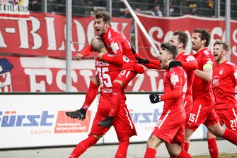 FSV Zwickau holt Freundschaftsspiel gegen Borussia Dortmund nach - Endlich: Ein Termin für das Freundschaftsspiel gegen die Borussia ist gefunden. Fußball-Fans können sich freuen, wie die Zwickauer hier nach einem Treffer gegen Hansa Rostock Anfang März.