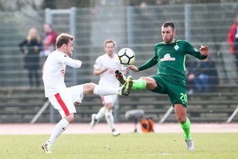FSV Zwickau holt in Bremen nächsten Punkt für Klassenerhalt - Mike Könnecke (Zwickau, links) gegen Marc-Andre Kruska (Bremen)