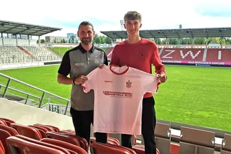 FSV Zwickau holt Offensivhünen aus Meppen und sucht noch einen Innenverteidiger - Offensivspieler Lukas Eixler (mit Sportdirektor Robin Lenk) freut sich auf den FSV Zwickau.
