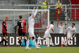 FSV Zwickau holt Punkt beim SV Wehen Wiesbaden - Dominic Baumann (2. v. r.) gleicht für den FSV Zwickau aus.