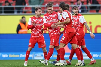 FSV Zwickau im Torrausch: Exzellent und mit Effizienz gegen Rot-Weiß Erfurt - Kilian Senkbeil lässt sich als Torschütze feiern: Fünf Treffer schenkte der FSV Zwickau Rot-Weiß Erfurt ein.