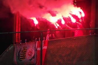 FSV Zwickau in der Türkei: Als die Fans Torsten Ziegner und Co. besiegten und der Pressesprecher vier Tore schoss - FSV-Fans feuern ihr Team 2016 beim abendlichen Testspiel gegen Arminia Bielefeld an.