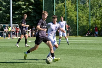 FSV Zwickau in Torlaune: So geht es nach dem 19:0 beim SV Kirchberg weiter - Die Zwickauer (schwarze Trikots) ließen bei hochsommerlichen Temperaturen Ball und Gegner laufen.