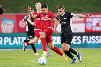 „FSV Zwickau ist nicht unsere Kragenweite“: Die Stimmen zum Heimspiel gegen BFC Preussen - Cemal Sezer (links), der hier den Ball im Zweikampf mit Oliver Maric behauptet, war am Freitag an der Vorbereitung des Zwickauer Siegtreffers beteiligt.