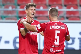FSV Zwickau: Jahn Herrmann hofft auf den Ketchupflaschen-Effekt - Jahn Herrmann (links) freut sich mit Vorlagengeber Lucas Albert (rechts) über sein Tor zum 2:0 im Heimspiel gegen den VFC Plauen.