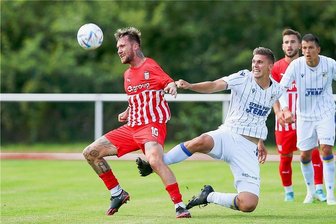 FSV Zwickau: Jan Löhmannsröben will mehr als nur der Cornflakes-Kicker sein - Jan Löhmannsröben (links) ist noch ein echter Typ. Seine Qualitäten als Kämpfer (im Foto während eines Duells im Testspiel mit Jenas Hünen Jan Dahlke) soll er nun beim FSV Zwickau einbringen. 