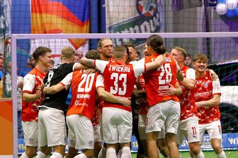 FSV Zwickau jubelt, VfB Auerbach und der Chemnitzer FC auf dem Podest: Stimmen und Geschichten zum 19. ZEV-Hallenmasters - So sehen Sieger aus: Die Fußballer des FSV Zwickau sicherten sich beim 19. ZEV-Hallenmasters den Gerd-Schädlich-Pokal – und erhoffen sich davon Schwung im Kampf um den Klassenerhalt in der Regionalliga.