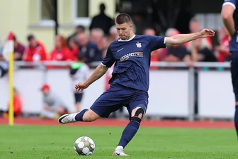 FSV Zwickau: Kaum zu glauben – diesen Spieler nennt Trainer Rico Schmitt den Boss - Im Saisonvorbereitungsspiel gegen Zivkov lief Sonny Ziemer in Stangendorf nach seinem Kniescheibenbruch getapt auf. Noch ging alles gut.