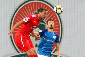 FSV Zwickau: Koch bringt's auf einen Punkt - Der Zwickauer Robert Koch im Zweikampf mit dem Rostocker Julian Riedel.