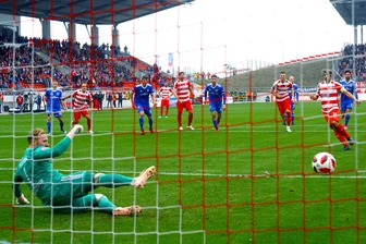 FSV Zwickau kommt gegen Unterhaching nicht über ein 2:2 hinaus - Toni Wachsmuth (Zwickau) überwindet Torhüter Lukas Königshofer zum 1:0 per Elfmeter.