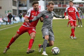 FSV Zwickau kommt zweimal zurück - Der Zwickauer Mike Könnecke (r.) versucht sich in dieser Szene gegen den Würzburger Moritz Heinrich durchzusetzen.