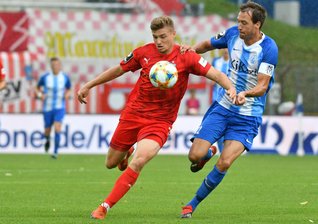 FSV Zwickau kriegt in Würzburg die Kurve - Elias Huth (l.), hier gegen Meppen, überzeugte in Würzburg erneut. So wie schon nach seiner Einwechslung gegen Kaiserslautern.