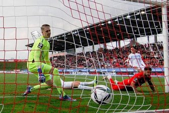 FSV Zwickau lässt gegen Viktoria Berlin Chancen und Punkte liegen - Dominic Baumann (r.) trifft zum 1:0 für Zwickau. Viktoria-Torhüter Julian Krahl kann nicht mehr eingreifen. 