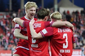 FSV Zwickau: Lennert Möbius entscheidet zähes Spiel gegen BFC Preussen - Luca Prasse, Lennert Möbius und Josua von Baer (von links) bejubeln den Zwickauer Siegtreffer.