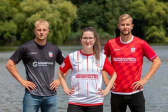 FSV Zwickau lüftet Geheimnis: So sehen die Trikots für die neue Saison aus - Theo Martens, Samantha Ott und Max Somnitz (von links) präsentieren die Trikots des FSV Zwickau für die Saison 2025/26.