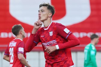FSV Zwickau: Lukas Eixler erklärt seinen Torjubel nach dem 1:0 gegen den 1. FC Magdeburg II - Erst legte Torschütze Lukas Eixler den Finger auf den Mund, dann formte er mit seinen Händen ein Herz. Wem die Geste galt, verriet er nach dem Spiel.