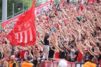 FSV Zwickau macht Aufstieg in die 3. Liga klar - Zwickauer Fans bejubeln den Sieg ihres Teams.