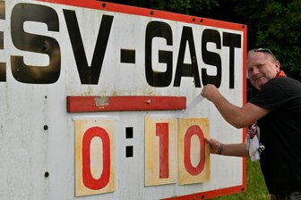 FSV Zwickau macht‘s erneut zweistellig: So kam der Zehnerpack beim Ebersbrunner SV auf die Anzeigetafel - Ralph Pfitzner musste für den Endstand an der Anzeigetafel des Ebersbrunner SV improvisieren. Aber er hatte vorgesorgt.