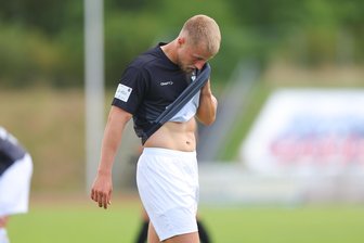 FSV Zwickau mit beschämendem Auftritt in Eilenburg: „Katastrophe, Nicht-Leistung, Rückfall in Steinzeit“ - Nur schnell weg: Zwickau-Profi Theo Martens nach der 0:3.Niederklage in Eilenburg.