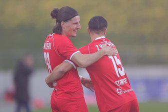 FSV Zwickau mit Choreo-Video: Bevorstehende Vertragsverlängerung und ein euphorisierter Trainer nach Sieg gegen die kleine Hertha - Veron Dobruna (links) freut sich mit Andrej Startsev über sein Blitztor gegen die kleine Hertha.