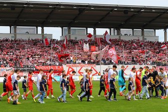 FSV Zwickau: Mit Fanmarsch am Sonntag zur 100.000-er Marke? - Die Fans des FSV Zwickau haben sich in der ersten Saison nach dem Drittliga-Abstieg als starker Rückhalt ihrer Mannschaft erwiesen. Wird am Sonntag sogar die 100.000-er Marke für diese Saison geknackt?