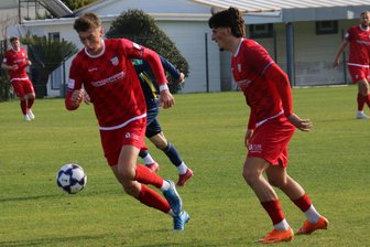 FSV Zwickau mit Sechserpack: Flottes Testspiel trotz müder Beine gegen den Pokalsieger aus Usbekistan - Lukas Eixler (am Ball) und Veron Dobruna (rechts) gaben mit dem FSV Zwickau klar den Ton gegen den FC Nasaf an.