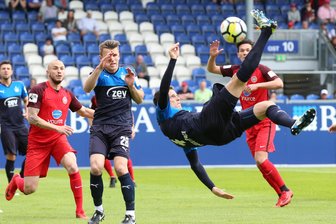 FSV Zwickau nach 0:3 in Wiesbaden zum neunten Mal in Serie ohne Sieg - Der Zwickauer Jonas Acquistapace bei einem Fallrückzieher. Die Zwickauer haben am Samstag gegen den SV Wehen Wiesbaden verloren.