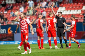 FSV Zwickau: Nach dem Aufreger um Schiedsrichter Tim Gerstenberg - warum der Verband den Spielleiter kurzfristig wechselte - Referee Tim Gerstenberg zeigt Marc Philipp Zimmermann die Rote Karte. Kurz danach schickte er auch noch Trainer Rico Schmitt vom Platz.