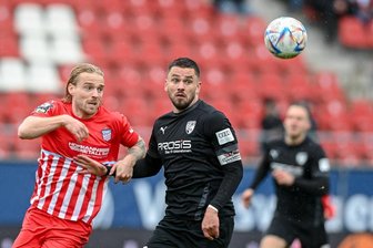 FSV Zwickau nach Sieg über Ingolstadt: "Wir wollten unbedingt ein anderes Gesicht zeigen" - Nils Butzen (links, Zwickau) und Pascal Testroet (FC Ingolstadt) im Zweikampf, 