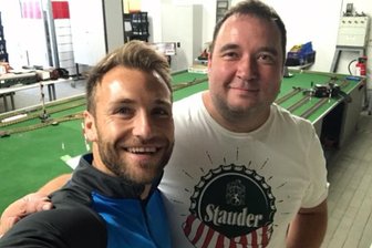FSV Zwickau: Nanu, was macht Ex-Kapitän Mike Könnecke plötzlich wieder in der Kabine? - Wenn der Lieblingsspieler zum Arbeitnehmer wird: Mike Könnecke und sein neuer Chef Jürgen Heyne.