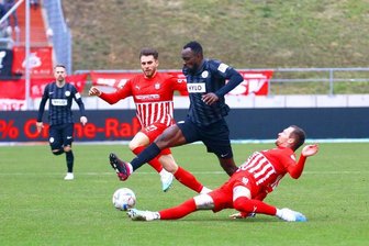 FSV Zwickau: Neuer Trainer da, aber keine Punkte - Zwickaus Jan Löhmannsröben klärt in dieser Szene die Kugel vor dem Elversberger Jean Koffi (M.), dahinter: Yannik Möker vom FSV.
