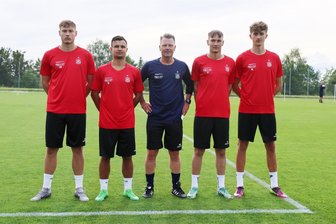 FSV Zwickau: Neuzugänge kommen am Donnerstag ins Fanprojekt - Das Foto vom Trainingsauftakt des FSV Zwickau Mitte Juni zeigt Trainer Rico Schmitt (Mitte) zwischen den Neuzugängen Felix Pilger, Andrej Startsev, Jonas Dittrich und Lukas Eixler (von links nach rechts).