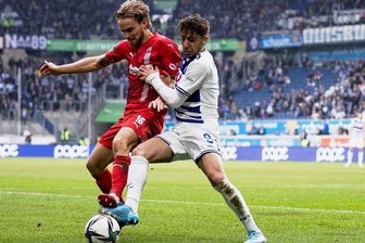 FSV Zwickau: Nils Butzen kann es rechts wie links - Zwickaus Nils Butzen (links) im Zweikampf mit dem Duisburger Alaa Bakir.