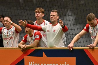 FSV Zwickau ohne Hallenmasters-Hattrick ins Türkei-Camp: „Da sind wir selbst schuld!“ - Entsetzte Gesichter im Lager des FSV Zwickau im Finale des ZEV-Hallenmasters gegen bissige Dynamo-Bubis.