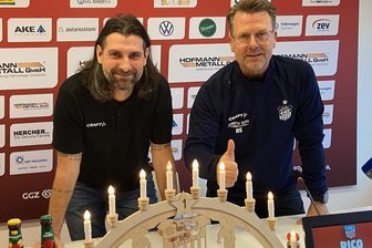 FSV Zwickau ohne Torjäger Marc-Philipp Zimmermann beim Greifswalder FC: Trainer Rico Schmitt legt Fokus auf „Hauptproduktionstag“ - Sportdirektor Robin Lenk (links) und Trainer Rico Schmitt sind - auch wenn das Bild anderes vermuten lässt - noch nicht im Weihnachtsmodus.
