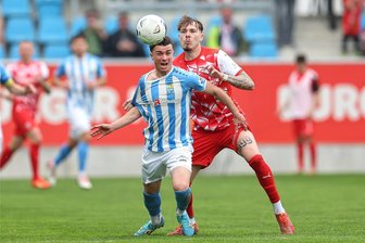 FSV Zwickau: Personalsorgen vor dem Spiel bei der VSG Altglienicke - Sandro Sengersdorf (rechts) wird dem FSV Zwickau vorerst fehlen. Das Foto zeigt ihn im Spiel beim Chemnitzer FC im Zweikampf mit Leon Damer.