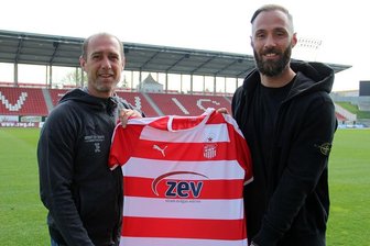 FSV Zwickau präsentiert ersten Neuzugang - FSV-Trainer Joe Enochs mit Neuzugang Christopher Handke.