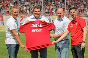 FSV Zwickau präsentiert neuen Premiumsponsor - FSV-Vorstand Toralf Wagner, BSAS-Geschäftsführer Alexander Stein, BSAS-Geschäftspartner Stefan Sachmann und FSV-Geschäftsführer Christian Breiner (v. l. n. r.) bei der Vorstellung des neuen Premiumsponsors.